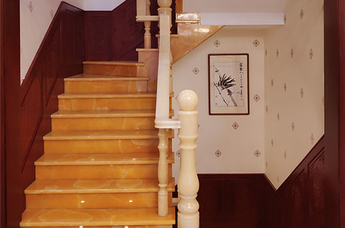 景宁中式别墅室内汉白玉石楼梯的定制安装装饰效果