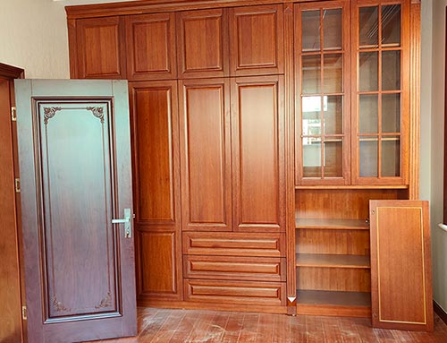 景宁中式家庭装修里定制的实木衣柜效果图